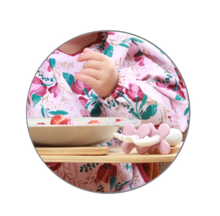Нагрудник с длинным рукавом "Цветочки" (85 см x 42 см) "BabyOno"